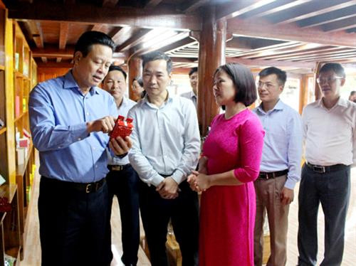 Chủ tịch UBND tỉnh thăm, kiểm tra sản phẩm nông sản được trưng bày tại Trung tâm. Ảnh: baohagiang.vn Chủ tịch UBND tỉnh thăm, kiểm tra sản phẩm nông sản được trưng bày tại Trung tâm. Ảnh: baohagiang.vn