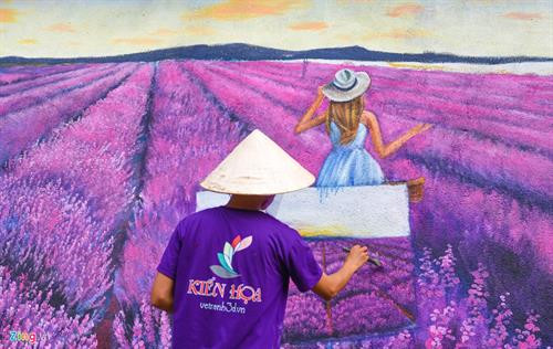 Bản làng thanh bình ở thôn Thọ An, xã Bình An, huyện Bình Sơn (Quảng Ngãi), nơi có làng bích họa độc đáo giữa rừng núi hoang sơ. Nhằm tạo điểm nhấn phát triển du lịch, góp phần cải thiện cuộc sống người dân, huyện Bình Sơn mời nhóm họa sĩ về đi thực địa lấy cảm hứng sáng tác tranh 3D phát sáng ca ngợi tình yêu thiên nhiên, vẻ đẹp truyền thống của đồng bào Cor ở xã Bình An. Bức tranh 3D phát sáng tái hiện không gian hoang sơ thác Tuyền Tung trên bức tường nhà văn hóa thôn Thọ An. Voọc chà vá chân nâu, loài linh trưởng quý hiếm cùng sóc, chim, bướm muôn màu tạo nên bức tranh sống động ở bản làng Bình An. Hoa văn tinh xảo, màu sắc tuyệt đẹp trên cây nêu trong ngày Tết ngã rạ (mừng lúa mới) ở xã Bình An. "Chúng tôi về đây đi khảo sát các dòng suối, ngọn thác, cỏ hoa, chim thú...giữa núi rừng. Anh em ăn ở với dân làng nhiều ngày để lấy cảm hứng vẽ tranh 3D phát sáng tái hiện khung cảnh thiên nhiên hoang sơ và nét đẹp văn hóa truyền thống của đồng bào Cor nơi đây", ông Nguyễn Thanh Tuyên, Trưởng nhóm họa sĩ cho biết. Theo các họa sĩ, dù vùng đất Bình An còn nhiều nghèo khó nhưng đồng bào Cor luôn trân trọng gìn giữ giá trị văn hóa truyền thống, ý thức bảo tồn thiên nhiên núi rừng hoang sơ cho đời sau. Trong ảnh: Phụ nữ Cor gói bánh đót mừng ngày Tết ngã rạ. Ông Tuyên cho rằng, sinh hoạt, giao lưu múa cồng chiêng cùng đồng bào Cor, nhóm họa sĩ đã có nhiều cung bậc cảm xúc đặc biệt về tấm lòng nồng hậu, mộc mạc của dân làng Thọ An. "Đây là chất xúc tác tuyệt vời để chúng tôi hoàn thành những bức tranh thiên nhiên, hồn người sâu lắng giữa núi rừng này", nam họa sĩ tâm sự. Đồng bào dân tộc Cor trong trang phục truyền thống biểu diễn cồng chiêng giữa núi rừng được tái hiện sinh động trên tranh 3D phát sáng ở Thọ An. Các họa sĩ đang hoàn thành bức tranh về khu vườn hoa mai anh đào trên tường nhà dân. Cánh đồng hoa oải hương - Lavender, một trong những loại hoa rất nổi tiếng trên thế giới, đặc biệt là những cánh đồng hoa ở Pháp. Sắc hoa oải hương tím thể hiện tình yêu chung thủy được giới trẻ Việt Nam ưa thích được vẽ trên tường nhà dân nơi đây. Cánh đồng hoa cải nhuộm vàng trên thảo nguyên được tái hiện sống động trên tường nhà dân ở Bình An. Họa sĩ Đỗ Thị Hồng Liên (ngụ TP.HCM), chia sẻ những bức tranh tập trung vào chủ đề cảnh đẹp hoang sơ, hoang dã nơi đây. "Chúng tôi đi khảo sát, ghi lại hình ảnh thực tế 100% trên núi rừng để chuyển tải vào tranh. Nhóm họa sĩ hy vọng những bức tranh 3D phát sáng giới thiệu về phong cảnh thiên nhiên, nét đẹp văn hóa truyền thống của vùng đất này đến với du khách gần, xa ", chị Liên thổ lộ. Những đứa trẻ hồn nhiên bên bức họa 3D phát sáng. Trao đổi với Zing.vn, ông Lý Thọ, Phó chủ tịch UBND huyện Bình Sơn, cho biết địa phương mong muốn mở ra cầu nối đưa du khách đến vùng đất nổi tiếng Thọ An. Do vậy, huyện đã mời nhóm họa sĩ về đây đi khảo sát, tái hiện khung cảnh thiên nhiên hoang sơ, núi rừng lên tranh tạo thêm sản phẩm du lịch. Bức tranh câu cá bên suối Lò To ở thôn Thọ An, xã Bình An. "Địa phương cũng đã lập kế hoạch trồng các loài hoa mai anh đào, phượng tím...; đồng thời phục dựng lại nhà dài (nhà sàn đặc trưng đồng bào Cor), không gian văn hóa cồng chiêng kết nối với tour trải nghiệm tắm suối, thác thúc đẩy phát triển du lịch góp phần cải thiện thu nhập cho người dân nơi đây", ông Thọ nói. Bản làng thanh bình ở thôn Thọ An, xã Bình An, huyện Bình Sơn (Quảng Ngãi), nơi có làng bích họa độc đáo giữa rừng núi hoang sơ. Nhằm tạo điểm nhấn phát triển du lịch, góp phần cải thiện cuộc sống người dân, huyện Bình Sơn mời nhóm họa sĩ về đi thực địa lấy cảm hứng sáng tác tranh 3D phát sáng ca ngợi tình yêu thiên nhiên, vẻ đẹp truyền thống của đồng bào Cor ở xã Bình An. Bức tranh 3D phát sáng tái hiện không gian hoang sơ thác Tuyền Tung trên bức tường nhà văn hóa thôn Thọ An. Voọc chà vá chân nâu, loài linh trưởng quý hiếm cùng sóc, chim, bướm muôn màu tạo nên bức tranh sống động ở bản làng Bình An. Hoa văn tinh xảo, màu sắc tuyệt đẹp trên cây nêu trong ngày Tết ngã rạ (mừng lúa mới) ở xã Bình An. "Chúng tôi về đây đi khảo sát các dòng suối, ngọn thác, cỏ hoa, chim thú...giữa núi rừng. Anh em ăn ở với dân làng nhiều ngày để lấy cảm hứng vẽ tranh 3D phát sáng tái hiện khung cảnh thiên nhiên hoang sơ và nét đẹp văn hóa truyền thống của đồng bào Cor nơi đây", ông Nguyễn Thanh Tuyên, Trưởng nhóm họa sĩ cho biết. Theo các họa sĩ, dù vùng đất Bình An còn nhiều nghèo khó nhưng đồng bào Cor luôn trân trọng gìn giữ giá trị văn hóa truyền thống, ý thức bảo tồn thiên nhiên núi rừng hoang sơ cho đời sau. Trong ảnh: Phụ nữ Cor gói bánh đót mừng ngày Tết ngã rạ. Ông Tuyên cho rằng, sinh hoạt, giao lưu múa cồng chiêng cùng đồng bào Cor, nhóm họa sĩ đã có nhiều cung bậc cảm xúc đặc biệt về tấm lòng nồng hậu, mộc mạc của dân làng Thọ An. "Đây là chất xúc tác tuyệt vời để chúng tôi hoàn thành những bức tranh thiên nhiên, hồn người sâu lắng giữa núi rừng này", nam họa sĩ tâm sự. Đồng bào dân tộc Cor trong trang phục truyền thống biểu diễn cồng chiêng giữa núi rừng được tái hiện sinh động trên tranh 3D phát sáng ở Thọ An. Các họa sĩ đang hoàn thành bức tranh về khu vườn hoa mai anh đào trên tường nhà dân. Cánh đồng hoa oải hương - Lavender, một trong những loại hoa rất nổi tiếng trên thế giới, đặc biệt là những cánh đồng hoa ở Pháp. Sắc hoa oải hương tím thể hiện tình yêu chung thủy được giới trẻ Việt Nam ưa thích được vẽ trên tường nhà dân nơi đây. Cánh đồng hoa cải nhuộm vàng trên thảo nguyên được tái hiện sống động trên tường nhà dân ở Bình An. Họa sĩ Đỗ Thị Hồng Liên (ngụ TP.HCM), chia sẻ những bức tranh tập trung vào chủ đề cảnh đẹp hoang sơ, hoang dã nơi đây. "Chúng tôi đi khảo sát, ghi lại hình ảnh thực tế 100% trên núi rừng để chuyển tải vào tranh. Nhóm họa sĩ hy vọng những bức tranh 3D phát sáng giới thiệu về phong cảnh thiên nhiên, nét đẹp văn hóa truyền thống của vùng đất này đến với du khách gần, xa ", chị Liên thổ lộ. Những đứa trẻ hồn nhiên bên bức họa 3D phát sáng. Trao đổi với Zing.vn, ông Lý Thọ, Phó chủ tịch UBND huyện Bình Sơn, cho biết địa phương mong muốn mở ra cầu nối đưa du khách đến vùng đất nổi tiếng Thọ An. Do vậy, huyện đã mời nhóm họa sĩ về đây đi khảo sát, tái hiện khung cảnh thiên nhiên hoang sơ, núi rừng lên tranh tạo thêm sản phẩm du lịch. Bức tranh câu cá bên suối Lò To ở thôn Thọ An, xã Bình An. "Địa phương cũng đã lập kế hoạch trồng các loài hoa mai anh đào, phượng tím...; đồng thời phục dựng lại nhà dài (nhà sàn đặc trưng đồng bào Cor), không gian văn hóa cồng chiêng kết nối với tour trải nghiệm tắm suối, thác thúc đẩy phát triển du lịch góp phần cải thiện thu nhập cho người dân nơi đây", ông Thọ nói.