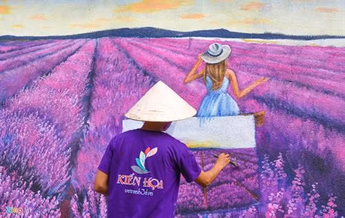 Bản làng thanh bình ở thôn Thọ An, xã Bình An, huyện Bình Sơn (Quảng Ngãi), nơi có làng bích họa độc đáo giữa rừng núi hoang sơ. Nhằm tạo điểm nhấn phát triển du lịch, góp phần cải thiện cuộc sống người dân, huyện Bình Sơn mời nhóm họa sĩ về đi thực địa lấy cảm hứng sáng tác tranh 3D phát sáng ca ngợi tình yêu thiên nhiên, vẻ đẹp truyền thống của đồng bào Cor ở xã Bình An. Bức tranh 3D phát sáng tái hiện không gian hoang sơ thác Tuyền Tung trên bức tường nhà văn hóa thôn Thọ An. Voọc chà vá chân nâu, loài linh trưởng quý hiếm cùng sóc, chim, bướm muôn màu tạo nên bức tranh sống động ở bản làng Bình An. Hoa văn tinh xảo, màu sắc tuyệt đẹp trên cây nêu trong ngày Tết ngã rạ (mừng lúa mới) ở xã Bình An. "Chúng tôi về đây đi khảo sát các dòng suối, ngọn thác, cỏ hoa, chim thú...giữa núi rừng. Anh em ăn ở với dân làng nhiều ngày để lấy cảm hứng vẽ tranh 3D phát sáng tái hiện khung cảnh thiên nhiên hoang sơ và nét đẹp văn hóa truyền thống của đồng bào Cor nơi đây", ông Nguyễn Thanh Tuyên, Trưởng nhóm họa sĩ cho biết. Theo các họa sĩ, dù vùng đất Bình An còn nhiều nghèo khó nhưng đồng bào Cor luôn trân trọng gìn giữ giá trị văn hóa truyền thống, ý thức bảo tồn thiên nhiên núi rừng hoang sơ cho đời sau. Trong ảnh: Phụ nữ Cor gói bánh đót mừng ngày Tết ngã rạ. Ông Tuyên cho rằng, sinh hoạt, giao lưu múa cồng chiêng cùng đồng bào Cor, nhóm họa sĩ đã có nhiều cung bậc cảm xúc đặc biệt về tấm lòng nồng hậu, mộc mạc của dân làng Thọ An. "Đây là chất xúc tác tuyệt vời để chúng tôi hoàn thành những bức tranh thiên nhiên, hồn người sâu lắng giữa núi rừng này", nam họa sĩ tâm sự. Đồng bào dân tộc Cor trong trang phục truyền thống biểu diễn cồng chiêng giữa núi rừng được tái hiện sinh động trên tranh 3D phát sáng ở Thọ An. Các họa sĩ đang hoàn thành bức tranh về khu vườn hoa mai anh đào trên tường nhà dân. Cánh đồng hoa oải hương - Lavender, một trong những loại hoa rất nổi tiếng trên thế giới, đặc biệt là những cánh đồng hoa ở Pháp. Sắc hoa oải hương tím thể hiện tình yêu chung thủy được giới trẻ Việt Nam ưa thích được vẽ trên tường nhà dân nơi đây. Cánh đồng hoa cải nhuộm vàng trên thảo nguyên được tái hiện sống động trên tường nhà dân ở Bình An. Họa sĩ Đỗ Thị Hồng Liên (ngụ TP.HCM), chia sẻ những bức tranh tập trung vào chủ đề cảnh đẹp hoang sơ, hoang dã nơi đây. "Chúng tôi đi khảo sát, ghi lại hình ảnh thực tế 100% trên núi rừng để chuyển tải vào tranh. Nhóm họa sĩ hy vọng những bức tranh 3D phát sáng giới thiệu về phong cảnh thiên nhiên, nét đẹp văn hóa truyền thống của vùng đất này đến với du khách gần, xa ", chị Liên thổ lộ. Những đứa trẻ hồn nhiên bên bức họa 3D phát sáng. Trao đổi với Zing.vn, ông Lý Thọ, Phó chủ tịch UBND huyện Bình Sơn, cho biết địa phương mong muốn mở ra cầu nối đưa du khách đến vùng đất nổi tiếng Thọ An. Do vậy, huyện đã mời nhóm họa sĩ về đây đi khảo sát, tái hiện khung cảnh thiên nhiên hoang sơ, núi rừng lên tranh tạo thêm sản phẩm du lịch. Bức tranh câu cá bên suối Lò To ở thôn Thọ An, xã Bình An. "Địa phương cũng đã lập kế hoạch trồng các loài hoa mai anh đào, phượng tím...; đồng thời phục dựng lại nhà dài (nhà sàn đặc trưng đồng bào Cor), không gian văn hóa cồng chiêng kết nối với tour trải nghiệm tắm suối, thác thúc đẩy phát triển du lịch góp phần cải thiện thu nhập cho người dân nơi đây", ông Thọ nói.