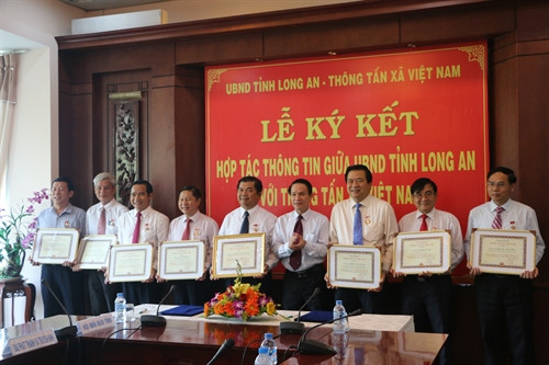 Tổng Giám đốc TTXVN Nguyễn Đức Lợi trao tặng kỷ niệm chương “Vì sự nghiệp Thông tấn”cho lãnh đạo tỉnh Long An. Ảnh: Bình Giang- TTXVN