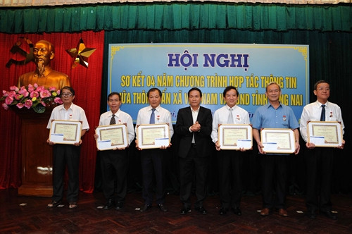 Đồng chí Nguyễn Đức Lợi, Ủy viên Trung ương Đảng, Tổng Giám đốc TTXVN trao kỷ niệm chương "Vì sự nghiệp Thông tấn" cho các đồng chí lãnh đạo tỉnh Đồng Nai. Ảnh An Hiếu - TTXVN Đồng chí Nguyễn Đức Lợi, Ủy viên Trung ương Đảng, Tổng Giám đốc TTXVN trao kỷ niệm chương "Vì sự nghiệp Thông tấn" cho các đồng chí lãnh đạo tỉnh Đồng Nai. Ảnh An Hiếu - TTXVN