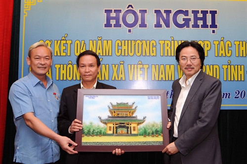 Đồng chí Nguyễn Phú Cường (ngoài cùng bên trái), Ủy viên Trung ương Đảng, Bí thư Tỉnh ủy Đồng Nai trao quà tặng lưu niệm cho lãnh đạo TTXVN. Ảnh: An Hiếu - TTXVN Đồng chí Nguyễn Phú Cường (ngoài cùng bên trái), Ủy viên Trung ương Đảng, Bí thư Tỉnh ủy Đồng Nai trao quà tặng lưu niệm cho lãnh đạo TTXVN. Ảnh: An Hiếu - TTXVN