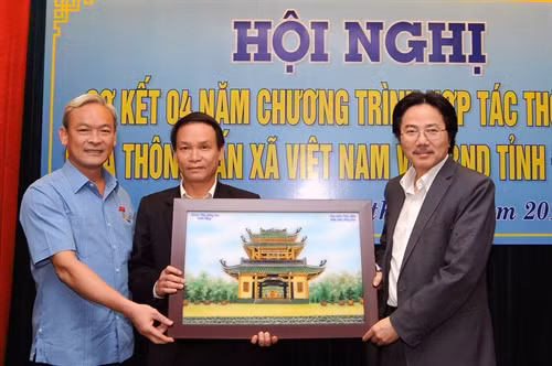 Đồng chí Nguyễn Phú Cường (ngoài cùng bên trái), Ủy viên Trung ương Đảng, Bí thư Tỉnh ủy Đồng Nai trao quà tặng lưu niệm cho lãnh đạo TTXVN. Ảnh: An Hiếu - TTXVN