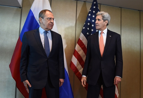Trong ảnh (tư liệu): Ngoại trưởng Nga Sergei Lavrov (trái) và Ngoại trưởng Mỹ John Kerry trong một cuộc gặp ở Munich, Đức ngày 11/2. AFP/TTXVN