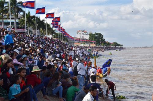 Đông đảo người dân và du khách đến tham dự lễ hội. Ảnh: Minh Hưng – Chanh Đa P/v TTXVN tại Campuchia. Đông đảo người dân và du khách đến tham dự lễ hội. Ảnh: Minh Hưng – Chanh Đa P/v TTXVN tại Campuchia.