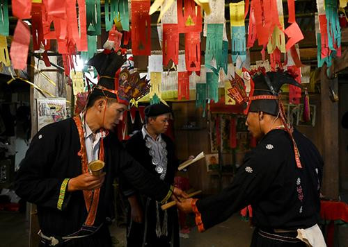 Lễ cấp sắc 12 đèn của dòng họ Triệu ở xã Hoa Thám, huyện Nguyên Bình, tỉnh Cao Bằng được tổ chức kéo dài năm ngày bốn đêm với nhiều thủ tục, lễ thức. Ảnh: Duy Linh Lễ cấp sắc 12 đèn của dòng họ Triệu ở xã Hoa Thám, huyện Nguyên Bình, tỉnh Cao Bằng được tổ chức kéo dài 5 ngày 4 đêm với nhiều thủ tục, lễ thức. Ảnh: Duy Linh Chiếc thang đặc biệt để lên đàn tế, bậc làm bằng các lưỡi dao quắm đặt chéo nhau. Tổng cộng có 13 lưỡi dao, lưỡi trên cùng đặt ngang, 12 lưỡi còn lại bắt chéo, phần mũi cắm vào thân gỗ cầu thang, phần cán dao buộc lại bằng vải trắng. Ảnh: Duy Linh Ông Triệu Văn Phỉnh nhận dấu ấn để trở thành đại pháp sư khi đã 78 tuổi. Ảnh: Duy Linh Sau khi nhận ấn, các đại pháp sư cùng nắm chặt tay nhau nhảy múa thể hiện tinh thần đoàn kết của các thành viên trong dòng họ. Ảnh: Duy Linh Lễ cấp sắc 12 đèn của dòng họ Triệu ở xã Hoa Thám, huyện Nguyên Bình, tỉnh Cao Bằng được tổ chức kéo dài năm ngày bốn đêm với nhiều thủ tục, lễ thức. Ảnh: Duy Linh Lễ cấp sắc 12 đèn của dòng họ Triệu ở xã Hoa Thám, huyện Nguyên Bình, tỉnh Cao Bằng được tổ chức kéo dài 5 ngày 4 đêm với nhiều thủ tục, lễ thức. Ảnh: Duy Linh Chiếc thang đặc biệt để lên đàn tế, bậc làm bằng các lưỡi dao quắm đặt chéo nhau. Tổng cộng có 13 lưỡi dao, lưỡi trên cùng đặt ngang, 12 lưỡi còn lại bắt chéo, phần mũi cắm vào thân gỗ cầu thang, phần cán dao buộc lại bằng vải trắng. Ảnh: Duy Linh Ông Triệu Văn Phỉnh nhận dấu ấn để trở thành đại pháp sư khi đã 78 tuổi. Ảnh: Duy Linh Sau khi nhận ấn, các đại pháp sư cùng nắm chặt tay nhau nhảy múa thể hiện tinh thần đoàn kết của các thành viên trong dòng họ. Ảnh: Duy Linh