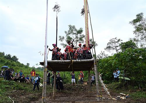 Lễ cấp sắc 12 đèn của dòng họ Triệu ở xã Hoa Thám, huyện Nguyên Bình, tỉnh Cao Bằng được tổ chức kéo dài năm ngày bốn đêm với nhiều thủ tục, lễ thức. Ảnh: Duy Linh Lễ cấp sắc 12 đèn của dòng họ Triệu ở xã Hoa Thám, huyện Nguyên Bình, tỉnh Cao Bằng được tổ chức kéo dài 5 ngày 4 đêm với nhiều thủ tục, lễ thức. Ảnh: Duy Linh Chiếc thang đặc biệt để lên đàn tế, bậc làm bằng các lưỡi dao quắm đặt chéo nhau. Tổng cộng có 13 lưỡi dao, lưỡi trên cùng đặt ngang, 12 lưỡi còn lại bắt chéo, phần mũi cắm vào thân gỗ cầu thang, phần cán dao buộc lại bằng vải trắng. Ảnh: Duy Linh Ông Triệu Văn Phỉnh nhận dấu ấn để trở thành đại pháp sư khi đã 78 tuổi. Ảnh: Duy Linh Sau khi nhận ấn, các đại pháp sư cùng nắm chặt tay nhau nhảy múa thể hiện tinh thần đoàn kết của các thành viên trong dòng họ. Ảnh: Duy Linh Lễ cấp sắc 12 đèn của dòng họ Triệu ở xã Hoa Thám, huyện Nguyên Bình, tỉnh Cao Bằng được tổ chức kéo dài năm ngày bốn đêm với nhiều thủ tục, lễ thức. Ảnh: Duy Linh Lễ cấp sắc 12 đèn của dòng họ Triệu ở xã Hoa Thám, huyện Nguyên Bình, tỉnh Cao Bằng được tổ chức kéo dài 5 ngày 4 đêm với nhiều thủ tục, lễ thức. Ảnh: Duy Linh Chiếc thang đặc biệt để lên đàn tế, bậc làm bằng các lưỡi dao quắm đặt chéo nhau. Tổng cộng có 13 lưỡi dao, lưỡi trên cùng đặt ngang, 12 lưỡi còn lại bắt chéo, phần mũi cắm vào thân gỗ cầu thang, phần cán dao buộc lại bằng vải trắng. Ảnh: Duy Linh Ông Triệu Văn Phỉnh nhận dấu ấn để trở thành đại pháp sư khi đã 78 tuổi. Ảnh: Duy Linh Sau khi nhận ấn, các đại pháp sư cùng nắm chặt tay nhau nhảy múa thể hiện tinh thần đoàn kết của các thành viên trong dòng họ. Ảnh: Duy Linh