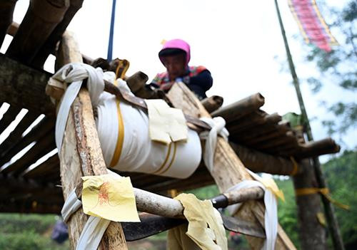 Lễ cấp sắc 12 đèn của dòng họ Triệu ở xã Hoa Thám, huyện Nguyên Bình, tỉnh Cao Bằng được tổ chức kéo dài năm ngày bốn đêm với nhiều thủ tục, lễ thức. Ảnh: Duy Linh Lễ cấp sắc 12 đèn của dòng họ Triệu ở xã Hoa Thám, huyện Nguyên Bình, tỉnh Cao Bằng được tổ chức kéo dài 5 ngày 4 đêm với nhiều thủ tục, lễ thức. Ảnh: Duy Linh Chiếc thang đặc biệt để lên đàn tế, bậc làm bằng các lưỡi dao quắm đặt chéo nhau. Tổng cộng có 13 lưỡi dao, lưỡi trên cùng đặt ngang, 12 lưỡi còn lại bắt chéo, phần mũi cắm vào thân gỗ cầu thang, phần cán dao buộc lại bằng vải trắng. Ảnh: Duy Linh Ông Triệu Văn Phỉnh nhận dấu ấn để trở thành đại pháp sư khi đã 78 tuổi. Ảnh: Duy Linh Sau khi nhận ấn, các đại pháp sư cùng nắm chặt tay nhau nhảy múa thể hiện tinh thần đoàn kết của các thành viên trong dòng họ. Ảnh: Duy Linh Lễ cấp sắc 12 đèn của dòng họ Triệu ở xã Hoa Thám, huyện Nguyên Bình, tỉnh Cao Bằng được tổ chức kéo dài năm ngày bốn đêm với nhiều thủ tục, lễ thức. Ảnh: Duy Linh Lễ cấp sắc 12 đèn của dòng họ Triệu ở xã Hoa Thám, huyện Nguyên Bình, tỉnh Cao Bằng được tổ chức kéo dài 5 ngày 4 đêm với nhiều thủ tục, lễ thức. Ảnh: Duy Linh Chiếc thang đặc biệt để lên đàn tế, bậc làm bằng các lưỡi dao quắm đặt chéo nhau. Tổng cộng có 13 lưỡi dao, lưỡi trên cùng đặt ngang, 12 lưỡi còn lại bắt chéo, phần mũi cắm vào thân gỗ cầu thang, phần cán dao buộc lại bằng vải trắng. Ảnh: Duy Linh Ông Triệu Văn Phỉnh nhận dấu ấn để trở thành đại pháp sư khi đã 78 tuổi. Ảnh: Duy Linh Sau khi nhận ấn, các đại pháp sư cùng nắm chặt tay nhau nhảy múa thể hiện tinh thần đoàn kết của các thành viên trong dòng họ. Ảnh: Duy Linh