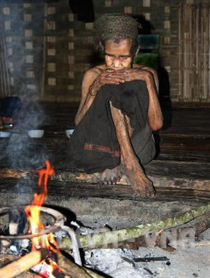 Người già Tộc người Đan Lai còn giữ tục ngủ ngồi. Ảnh tư liệu: Phương Hoa – TTXVN Người già Tộc người Đan Lai còn giữ tục ngủ ngồi. Ảnh tư liệu: Phương Hoa – TTXVN