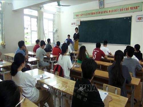 Giám thị coi thi phổ biến quy chế tại điểm thi trường THPT chuyên Hoàng Văn Thụ, thành phố Hoà Bình. Ảnh: Vũ Hà - TTXVN Giám thị coi thi phổ biến quy chế tại điểm thi trường THPT chuyên Hoàng Văn Thụ, thành phố Hoà Bình. Ảnh: Vũ Hà - TTXVN