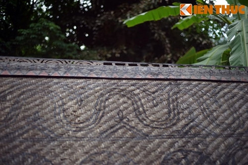 Những hình tạc trên nóc mô tả chủ yếu sinh hoạt lễ bỏ mả.