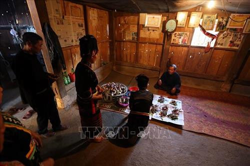 Các gia đình mang đồ cúng đến nhà thầy cúng làm lễ. Ảnh: Phan Tuấn Anh – TTXVN Các gia đình mang đồ cúng đến nhà thầy cúng làm lễ. Ảnh: Phan Tuấn Anh – TTXVN