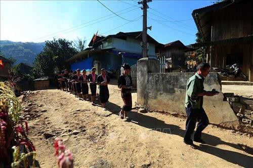 Các gia đình mang đồ cúng đến nhà thầy cúng làm lễ. Ảnh: Phan Tuấn Anh – TTXVN Các gia đình mang đồ cúng đến nhà thầy cúng làm lễ. Ảnh: Phan Tuấn Anh – TTXVN