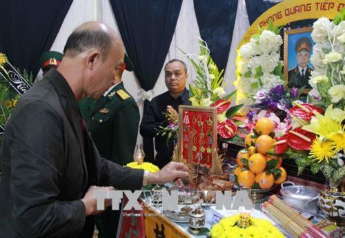 Lãnh đạo Tỉnh ủy, HĐND-UBND, lực lượng vũ trang tỉnh Đắk Lắk viếng Thiếu tướng, Anh hùng lực lượng vũ trang nhân dân Y Blốk Êban. Ảnh: Phạm Cường - TTXVN