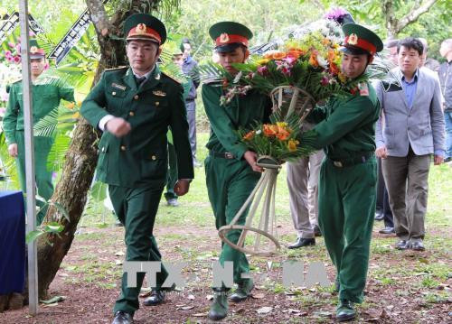 Lãnh đạo Tỉnh ủy, HĐND-UBND, lực lượng vũ trang tỉnh Đắk Lắk viếng Thiếu tướng, Anh hùng lực lượng vũ trang nhân dân Y Blốk Êban. Ảnh: Phạm Cường - TTXVN