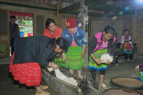 Các thanh niên tham gia giã bánh dày trong ngày tết người Mông. Ảnh: Hữu Quyết - TTXVN Bánh dày là thứ không thể thiếu trong mâm cỗ ngày tết của người Mông. Ảnh: Hữu Quyết - TTXVN Người Mông ở xã Hồng Ngài, huyện Bắc Yên thực hiện nghi thức cúng tổ tiên. Ảnh: Hữu Quyết - TTXVN Nghi thức dán giấy lên các công cụ lao động và đồ dùng của người Mông. Ảnh: Hữu Quyết - TTXVN Các thanh niên tham gia giã bánh dày trong ngày tết người Mông. Ảnh: Hữu Quyết - TTXVN Bánh dày là thứ không thể thiếu trong mâm cỗ ngày tết của người Mông. Ảnh: Hữu Quyết - TTXVN Người Mông ở xã Hồng Ngài, huyện Bắc Yên thực hiện nghi thức cúng tổ tiên. Ảnh: Hữu Quyết - TTXVN Nghi thức dán giấy lên các công cụ lao động và đồ dùng của người Mông. Ảnh: Hữu Quyết - TTXVN