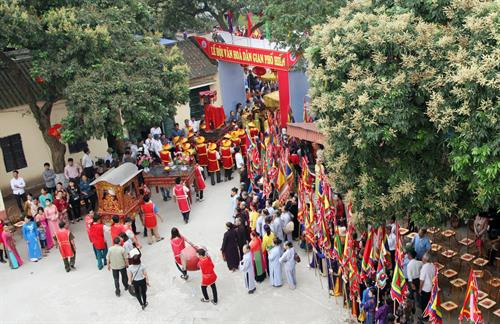 Nghi thức rước kiệu tại lễ hội văn hóa dân gian Phố Hiến. Ảnh: TTXVN phát