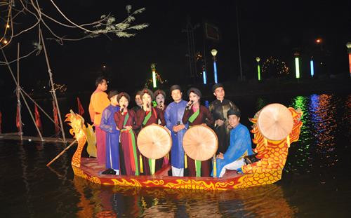 Hát quan họ trên thuyền ở hồ Bán Nguyệt trong lễ hội văn hóa dân gian Phố Hiến. Ảnh: TTXVN phát