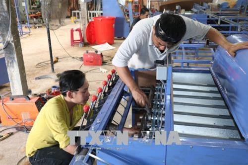 Anh Lê Văn Liêm (áo trắng) hướng dẫn cho các học viên. Ảnh: Huỳnh Phúc Hậu - TTXVN Anh Lê Văn Liêm (áo trắng) hướng dẫn cho các học viên. Ảnh: Huỳnh Phúc Hậu - TTXVN