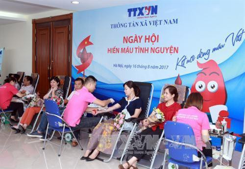 Các cán bộ, phóng viên, biên tập viên TTXVN tham gia hiến máu tình nguyện. Ảnh: Hoàng Hùng - TTXVN Các cán bộ, phóng viên, biên tập viên TTXVN tham gia hiến máu tình nguyện. Ảnh: Hoàng Hùng - TTXVN