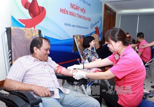 Anh Cao Thắng Lợi ,cán bộ Trung tâm Kĩ thuật TTXVN lần thứ 22 tham gia hiến máu tình nguyện. Ảnh: Hoàng Hùng - TTXVN Anh Cao Thắng Lợi ,cán bộ Trung tâm Kĩ thuật TTXVN lần thứ 22 tham gia hiến máu tình nguyện. Ảnh: Hoàng Hùng - TTXVN