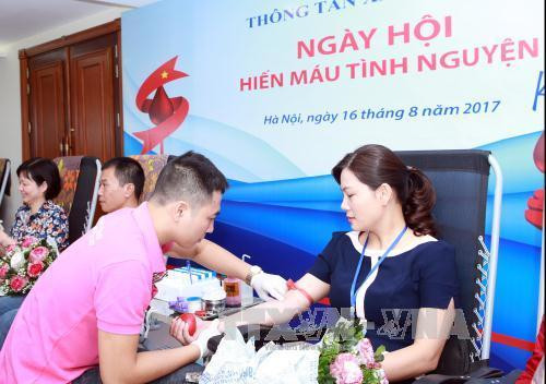 Các cán bộ, phóng viên, biên tập viên TTXVN tham gia hiến máu tình nguyện. Ảnh: Hoàng Hùng - TTXVN Các cán bộ, phóng viên, biên tập viên TTXVN tham gia hiến máu tình nguyện. Ảnh: Hoàng Hùng - TTXVN