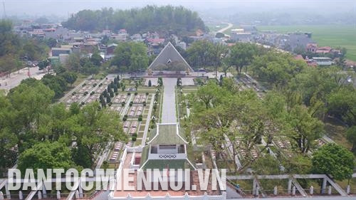 Toàn cảnh Nghĩa trang liệt sĩ A1, nằm cách điểm di tích lịch sử đồi A1 vài trăm mét, trên địa bàn thành phố Điện Biên Phủ, nơi có 644 ngôi mộ của các anh hùng liệt sĩ. Ảnh: Hoàng Hà