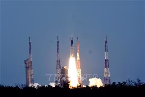 Tên lửa đẩy "GSLV-Mk-III" mang theo tàu thăm dò Mặt Trăng Chandrayaan-2 rời bệ phóng ở trung tâm vũ trụ Satish Dhawan tại Sriharikota, Ấn Độ ngày 22/7/2019. Ảnh: THX/TTXVN