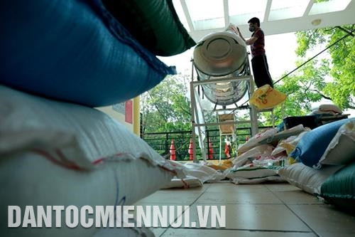 Cây "ATM gạo" ở Nhà văn hóa Nghĩa Tân, quận Cầu Giấy, Hà Nội.