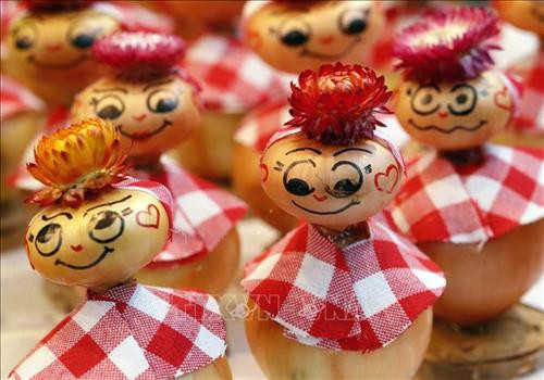 Những củ hành tây được trang trí ngộ nghĩnh trưng bày tại hội chợ ngày 26/11. Ảnh: THX/TTXVN Những củ hành tây được trang trí ngộ nghĩnh trưng bày tại hội chợ ngày 26/11. Ảnh: THX/TTXVN