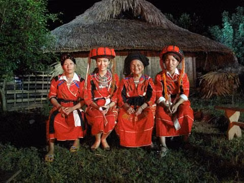 Trang phục phụ nữ dân tộc Cơ Lao đỏ