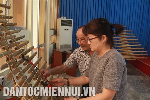 Nghệ sĩ ưu tú Vũ Lân giới thiệu với cán bộ ngành văn hóa tỉnh Đắk Lắk cách chơi đàn T’rưng. Ảnh: Phạm Cường Với người Ê-đê, cồng chiêng là báu vật gắn chặt với lịch sử của một đời người. Ảnh: Phạm Cường