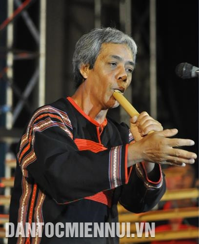 Nghệ sĩ nhân dân Y San Aliô - một trong những người chơi sáo vỗ hay nhất của Đoàn ca múa nhạc dân tộc tỉnh Đắk Lắk. Ảnh: Phạm Cường