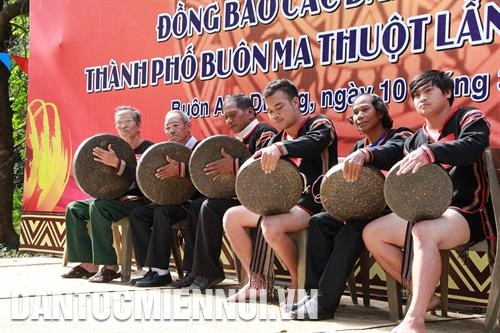 Nghệ sĩ ưu tú Vũ Lân giới thiệu với cán bộ ngành văn hóa tỉnh Đắk Lắk cách chơi đàn T’rưng. Ảnh: Phạm Cường Với người Ê-đê, cồng chiêng là báu vật gắn chặt với lịch sử của một đời người. Ảnh: Phạm Cường