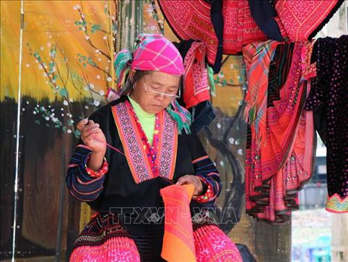 Nghệ thuật tạo hoa văn trên trang phục truyền thống của người Mông ở xã Sa Lông, huyện Mường Chà (Điện Biên) là 1 trong 8 di sản văn hóa phi vật thể cấp quốc gia của tỉnh Điện Biên. Ảnh: Xuân Tiến – TTXVN Nghệ thuật tạo hoa văn trên trang phục truyền thống của người Mông ở xã Sa Lông, huyện Mường Chà (Điện Biên) là 1 trong 8 di sản văn hóa phi vật thể cấp quốc gia của tỉnh Điện Biên. Ảnh: Xuân Tiến – TTXVN