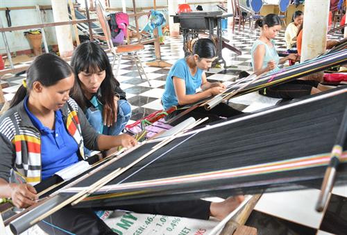 Mặc dù thu nhập không cao, nhưng chị em trong Hợp tác xã luôn tâm huyết với nghề. Ảnh: TTXVN