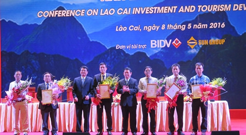 Tại hội nghị, lãnh đạo tỉnh Lào Cai trao giấy chứng nhận đầu tư cho 6 doanh nghiệp. Ảnh: Hương Thu- TTXVN