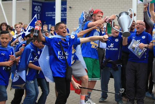 Các cổ động viên nhií cũng ăn mừng chiến thắng không kém gì người lớn. Ảnh: Như Mai- TTXVN