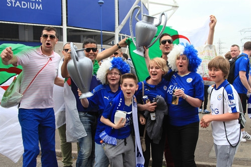 Chức vô địch giải Ngoại hạng Anh trong lịch sử 132 năm của "Bày cáo" là sự đền đáp xứng đáng cho sự yêu mến của các cổ động viên. Ảnh: Như Mai- TTXVN.