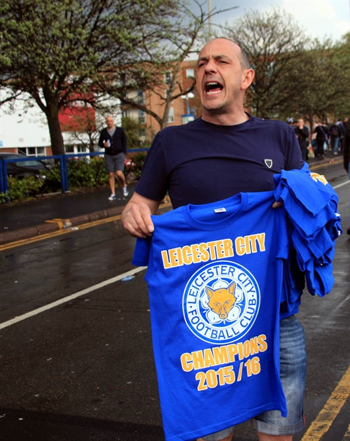 Những chiếc áo phông màu xanh bán chạy như tôm tươi với giá từ 5 - 10 bảng Anh (tương đương 160.000 - 320.000 đồng Việt Nam). Ảnh: Như Mai- TTXVN