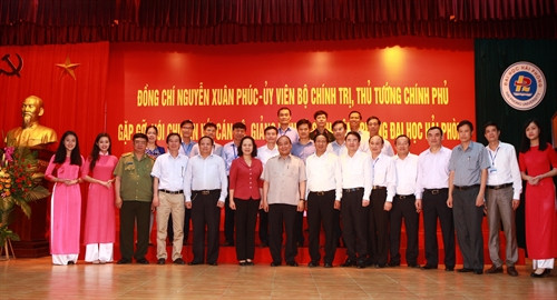 Thủ tướng Nguyễn Xuân Phúc chụp ảnh chung với cán bộ, giảng viên và sinh viên Trường Đại học Hải Phòng. Ảnh: Thống Nhất -TTXVN Thủ tướng Nguyễn Xuân Phúc chụp ảnh chung với cán bộ, giảng viên và sinh viên Trường Đại học Hải Phòng. Ảnh: Thống Nhất -TTXVN