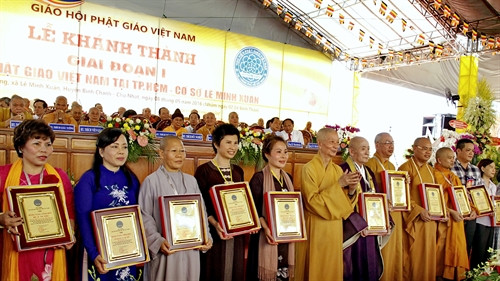 Đại diện các tổ chức và cá nhân có đóng góp lớn vào việc xây dựng Học viện nhận bằng Công đức của Học viện Phật giáo Việt Nam trong ngày lễ khánh thành. Ảnh: Thế Anh- TTXVN