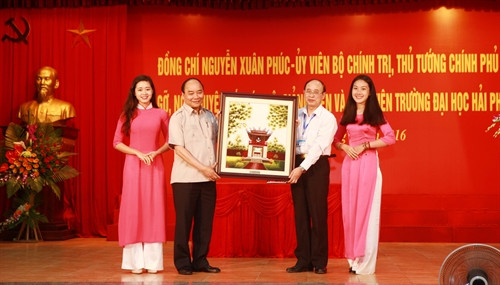 Thủ tướng Nguyễn Xuân Phúc tặng bức tranh cho cán bộ, giảng viên và sinh viên Trường Đại học Hải Phòng. Ảnh: Lâm Khánh –TTXVN Thủ tướng Nguyễn Xuân Phúc tặng bức tranh cho cán bộ, giảng viên và sinh viên Trường Đại học Hải Phòng. Ảnh: Lâm Khánh –TTXVN
