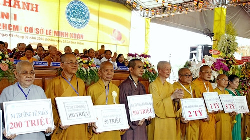 Đại diện các tổ chức và cá nhân tiếp tục đóng góp lớn xây dựng Học viện Phật giáo Việt Nam tại Thành phố Hồ Chí Minh (giai đoạn hai). Ảnh: Thế Anh- TTXVN