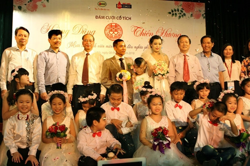 Đại diện lãnh đạo Bộ Y tế cũng có mặt trong "Đám cưới cổ tích” đặc biệ để chúc mừng hạnh phúc cô dâu, chú rể. Ảnh: Dương Ngọc- TTXVN Đại diện lãnh đạo Bộ Y tế cũng có mặt trong "Đám cưới cổ tích” đặc biệ để chúc mừng hạnh phúc cô dâu, chú rể. Ảnh: Dương Ngọc- TTXVN