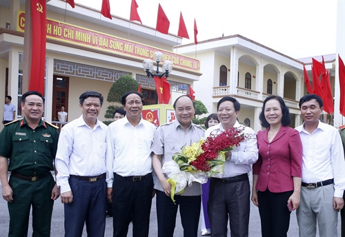 Thủ tướng Nguyễn Xuân Phúc với các đại biểu dự hội nghị tiếp xúc giữa cử tri tại Đơn vị bầu cử số 3, huyện An Lão, ngày 8/5/2016. Ảnh: Thống Nhất –TTXVN Thủ tướng Nguyễn Xuân Phúc với các đại biểu dự hội nghị tiếp xúc giữa cử tri tại Đơn vị bầu cử số 3, huyện An Lão, ngày 8/5/2016. Ảnh: Thống Nhất –TTXVN