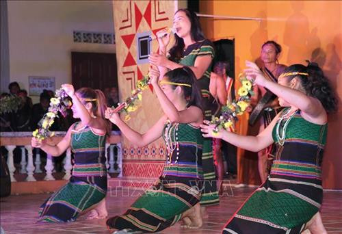 Một tiết mục biểu diễn của các nghệ nhân. Ảnh: Dư Toán – TTXVN