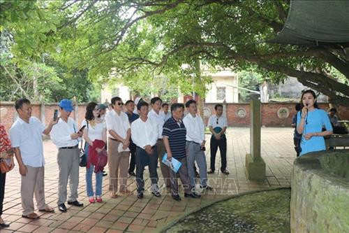 Du khách được nghe giới thiệu về các di tích trên đảo Ngư. Ảnh: Nguyễn Văn Nhật - TTXVN Du khách được nghe giới thiệu về các di tích trên đảo Ngư. Ảnh: Nguyễn Văn Nhật - TTXVN