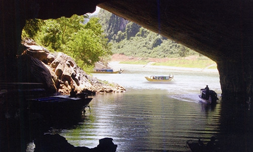 Cửa động Phong Nha. Cửa động Phong Nha.