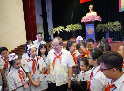 Đồng chí Nguyễn Thiện Nhân, Ủy viên Bộ Chính trị, Bí thư Thành ủy Thành phố Hồ Chí Minh gặp gỡ, nói chuyện thân mật với thiếu nhi tiêu biểu tham dự chương trình. Ảnh: Thu Hoài - TTXVN